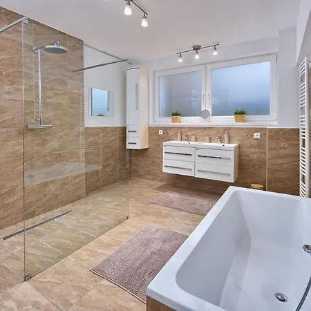 2 Bedrooms, 2 Bathrooms & Garden Apartmán *