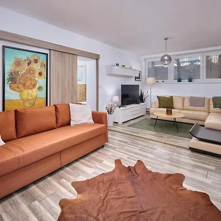 Apartment 2 Bedrooms, 2 Bathrooms & Garden