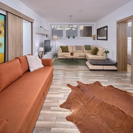 Apartmán 2 Bedrooms, 2 Bathrooms & Garden *