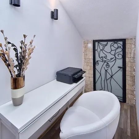 Daire 2 Bedrooms, 2 Bathrooms & Garden Bratislava